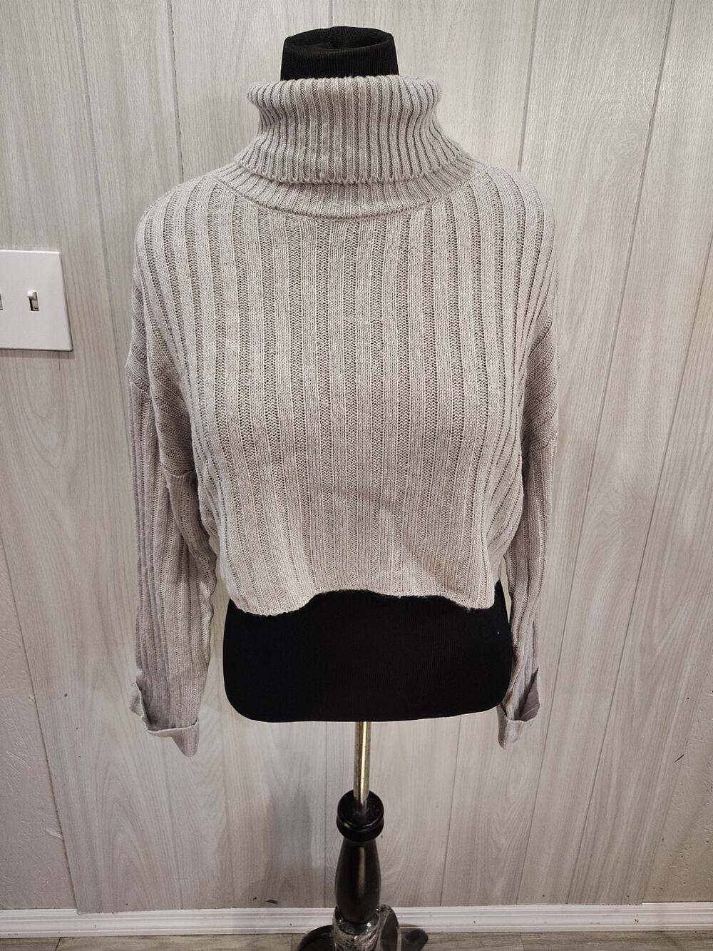 Women's NWT Cropped Cable Knit Sweater Gray Size M Festival Autumn Fall